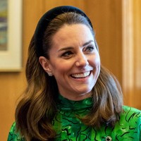 Tampilan seorang lady ataupun putri semakin ditonjolkan dengan pemakaian headpiece berupa bandana berbahan beludru. Foto: Phil Noble/Getty Images