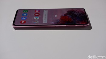 Baterainya berkapasitas 4.000 mAh dan didukung oleh pengisian cepat 25W. Foto: Adi Fida Rahman/detikINET