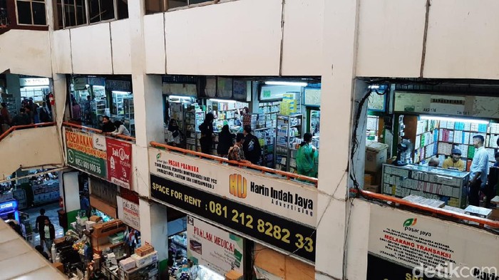 Penjualan Masker di Pasar Pramuka