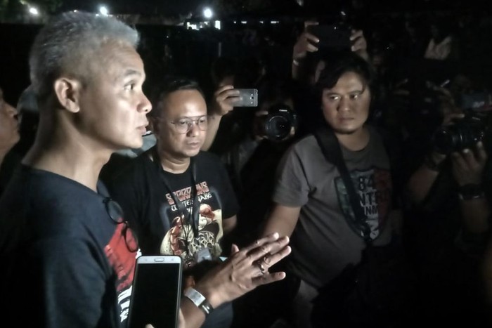 Keseruan Ganjar dan Marwan Jafar di JogjaROCKarta Gubernur Jawa Tengah, Ganjar Pranowo dan Anggota DPR RI Komisi VI, Marwan Jafar, turut menjadi saksi penampilan Whitesnake dan Scorpions di Stadion Kridosono, Yogyakarta.