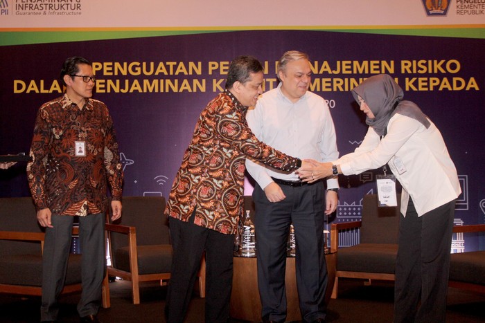 Penguatan Peran Manajemen Risiko di Tubuh BUMN Pembangunan infrastruktur yang masif akhir-akhir ini semakin membuat BUMN harus bisa menjaga keuangan dengan baik. Untuk itu workshop Penguatan Peran Manajemen Risiko dalam Penjaminan Kredit Pemerintah kepada BUMN digelar.