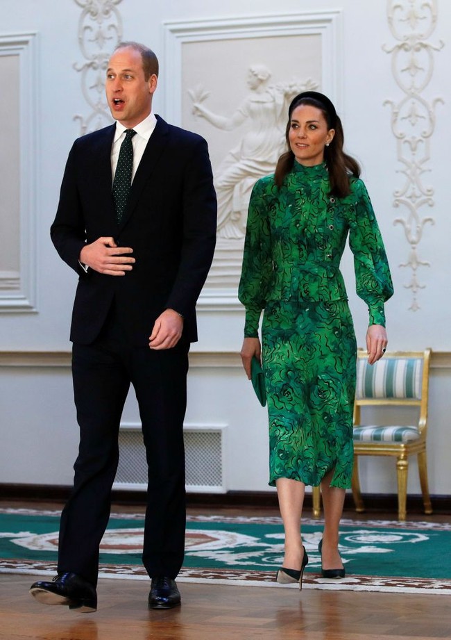 Kate Middleton mendampingi Pangeran William ke Irlandia dalam kunjungan istana pada Selasa (3/3/2020). Ibu dua anak ini menampilkan gaya chic elegan layaknya seorang lady dengan gaun hijau floral rancangan Alessandra Rich. Foto: Phil Noble/Getty Images
