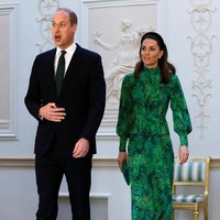 Kate Middleton mendampingi Pangeran William ke Irlandia dalam kunjungan istana pada Selasa (3/3/2020). Ibu dua anak ini menampilkan gaya chic elegan layaknya seorang lady dengan gaun hijau floral rancangan Alessandra Rich. Foto: Phil Noble/Getty Images