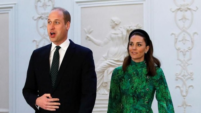 DUBLIN, IRELAND - MARCH 03: Prince William, Duke of Cambridge and his wife Catherine, Duchess of Cambridge, arrive to meet with Irelands President Michael D. Higgins and his wife Sabina Coyne at the official presidential residence Aras an Uachtarain on March 3, 2020 in Dublin, Ireland. (Photo by Phil Noble - Pool/Getty Images)