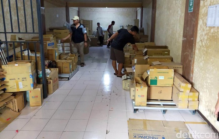 Polisi Bongkar Gudang Penimbun Masker dan Antiseptik di Semarang Penimbun masker dan antiseptik di Kota Semarang dibekuk polisi. Polisi mengamankan 8 boks dan dua plastik masker beragam merek.