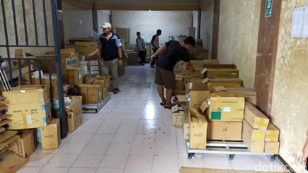 Polisi Bongkar Gudang Penimbun Masker dan Antiseptik di Semarang