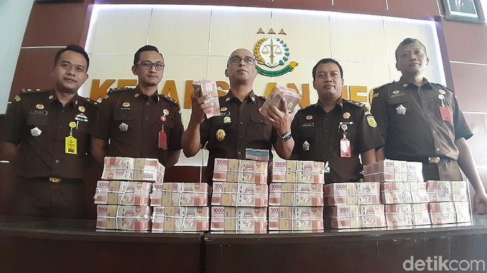 Penampakan duit Rp 2 M yang disita dari tersangka korupsi RSUD Sragen