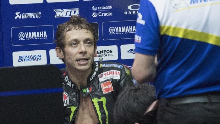 DOHA, QATAR - FEBRUARY 24: Valentino Rossi of Italy and Monster Energy Yamaha MotoGP Team speaks  in box during the MotoGP Tests at Losail Circuit on February 24, 2020 in Doha, Qatar. (Photo by Mirco Lazzari gp/Getty Images)