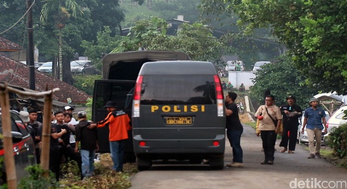 Petugas Gabungan Tutup Lubang Tambang Emas Ilegal di Sukabumi Petugas gabungan menutup belasan lubang galian emas ilegal di Kabupaten Sukabumi. Polisi juga turut amankan 8 orang yang diduga terlibat aktivitas tersebut.