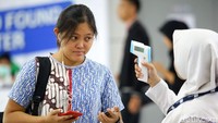 Sejumlah petugas berjaga di pintu masuk Stasiun MRT Lebak Bulus guna memeriksa para calon penumpang yang hendak menggunakan transportasi publik tersebut.