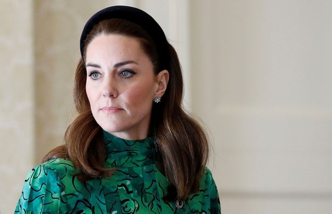 Melengkapi busananya, Kate Middleton mengenakan sepasang anting cantik berkilauan yang cukup menarik perhatian. Sebab bagi Kate yang sering mengenakan ulang barang-barangnya, anting tersebut terbilang baru. Sepasang anting berbentuk bunga ini keluaran dari brand perhiasan favorit Kate Middleton, Asprey, dari seri Daisy Heritage.Foto: Phil Noble/Getty Images