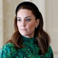 Melengkapi busananya, Kate Middleton mengenakan sepasang anting cantik berkilauan yang cukup menarik perhatian. Sebab bagi Kate yang sering mengenakan ulang barang-barangnya, anting tersebut terbilang baru. Sepasang anting berbentuk bunga ini keluaran dari brand perhiasan favorit Kate Middleton, Asprey, dari seri Daisy Heritage.Foto: Phil Noble/Getty Images