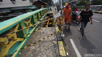 Seorang warga melintas di sisi jembatan kawasan Petojo Utara, Jakarta Pusat.