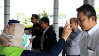Pemeriksaan suhu tubuh tersebut dilakukan oleh petugas kesehatan dari Rumah Sakit Pertamina Jaya di setiap pintu masuk gedung meliputi Gedung Utama, Gedung Perwira 2, Gedung Perwira 4, Gedung Perwira 6 dan Gedung Annex. Istimewa/Dok. Pertamina.