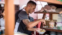 Ada yang mau soto daging dari Chef Timo? tulis Raphael pada keterangan fotonya. Wah kalau penjualnya ganteng begini pasti pembeli rela antre. Foto: instagram @raphaelmaitimo