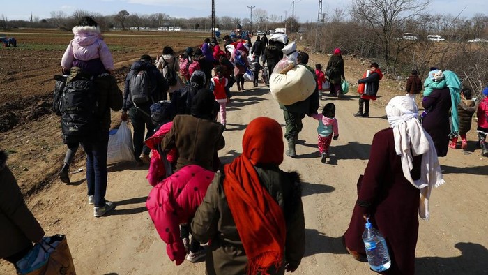 Sejumlah migran ramai-ramai melintasi kawasan Turki untuk masuk ke wilayah Yunani. Mereka berharap dapat memasuki benua Eropa demi kehidupan yang lebih baik.