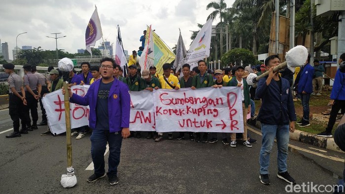 Aliansi BEM SI melakukan aksi demo menolak Omnibus Law di depan Gedung DPR RI.