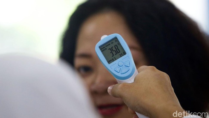 Pemeriksaan suhu tubuh giat dilakukan di sejumlah area publik di Jakarta. Para penumpang di Stasiun MRT Lebak Bulus juga turut diperiksa suhu tubuhnya.