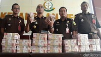 Kejaksaan Negeri (Kejari) Sragen menyita uang tunai senilai Rp 2.016.766.740 dari RW, tersangka kasus pengadaan sentra operation komer (OK) RSUD dr Soehadi Prijonegoro Sragen. RW merupakan pengusaha asal Solo yang berperan sebagai penyedia barang.