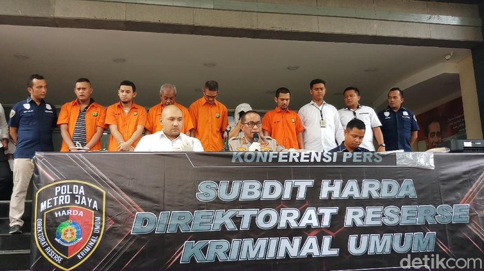 Polda Metro Jaya meringkus tujuh pelaku mafia tanah yang memalsukan dokumen.