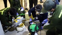 Berbagai upaya yang dilakukan pihak Angkasa Pura I dalam rangka peningkatan dan pencegahan penyebaran virus corona di area fasilitas publik salah satunya melakukan pembersihan berulang secara menyeluruh terhadap fasilitas/peralatan/perangkat yang digunakan bersama-sama, yaitu toilet, seluruh bangku di terminal, kids zone, reading corner, nursery room, internet corner, handgrip eskalator, tombol lift, tombol di kiosk check_in, trolley, dan lainnya. Istimewa/Dok. Angkasa Pura I.