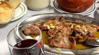 Untuk menu makanannya yang paling terkenal adalah hidangan serba tulang daging. Rebusan tulang daging kambing dan babi menjadi menu utama di sini. Foto: Instagram