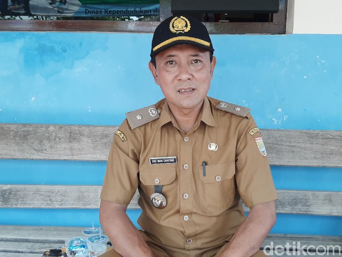Turiyan (47) lahir sebagai laki-laki normal hingga kelas 2 SD. Namun saat bermain di sungai, ia terjepit batu hingga kakinya cacat permanen.