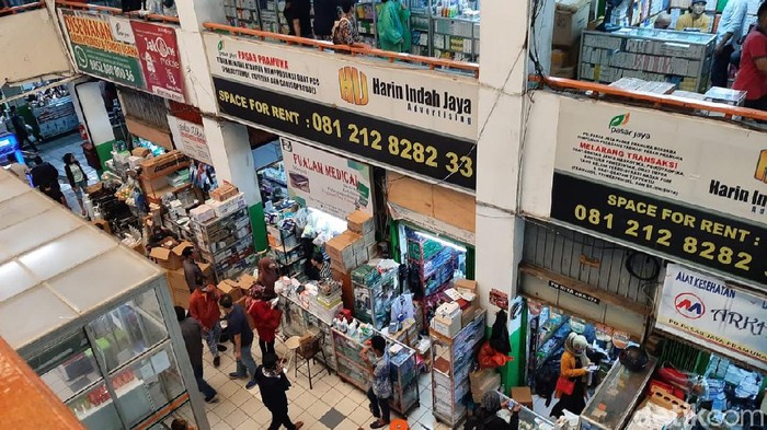 Penjualan Masker di Pasar Pramuka