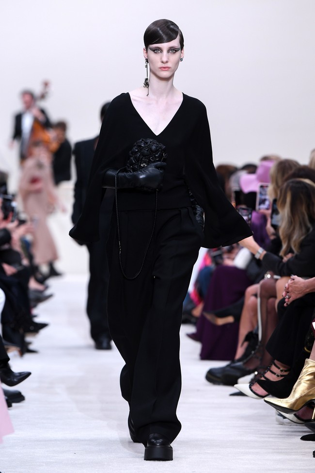 Valentino menyuguhkan koleksi busana yang didominasi warna hitam di Paris Fashion Week 2020, Paris, Prancis, Minggu [01/03/2020]. Photo by Pascal Le Segretain/Getty Images.