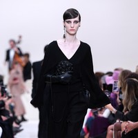 Valentino menyuguhkan koleksi busana yang didominasi warna hitam di Paris Fashion Week 2020, Paris, Prancis, Minggu [01/03/2020]. Photo by Pascal Le Segretain/Getty Images.