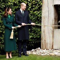 Untuk kunjungan hari pertama di Irlandia, wanita 38 tahun ini mengenakan busna serba hijau mulai dari gaun panjang hingga mantel keluaran desainer Inggris, Catherine Walker. Foto: Phil Noble/Getty Images