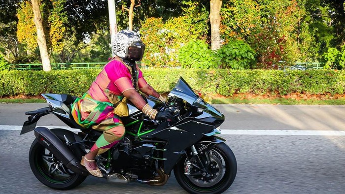 Rombongan pengantin wanita di Singapura konvoi naik moge