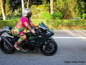 Gahar, Pengantin Wanita Ini Pimpin Konvoi Pakai Moge