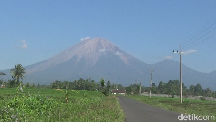 Gunung Semeru tengah menjadi perhatian. Setelah meluncurkan awan panas hingga tiga kilometer, gunung tersebut juga berpotensi mengeluarkan lava pijar.