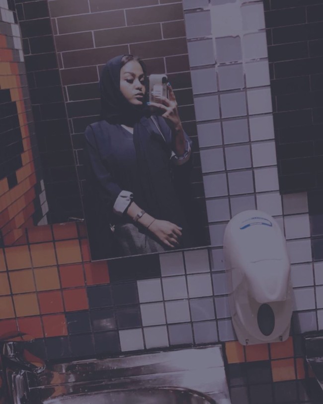 Pangeran Khalid bin Faisal dari Mekah telah memerintahkan penangkapan orang-orang yang bertanggung jawab atas lagu rap Bint Mecca, yang menyinggung adat dan tradisi masyarakat Mekah, dan bertentangan dengan identitas dan tradisi penduduknya yang terhormat, tulis tweet tersebut. Foto: Instagram @asayelslay