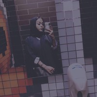 Pangeran Khalid bin Faisal dari Mekah telah memerintahkan penangkapan orang-orang yang bertanggung jawab atas lagu rap Bint Mecca, yang menyinggung adat dan tradisi masyarakat Mekah, dan bertentangan dengan identitas dan tradisi penduduknya yang terhormat, tulis tweet tersebut. Foto: Instagram @asayelslay