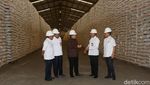 Senyum Erick Thohir Saat Cek Pasokan Beras Bulog di Kelapa Gading
