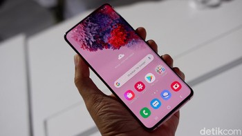 Ponsel ini mengadopsi Infinity O Display tempat kamera depan berada. Foto: Adi Fida Rahman/detikINET