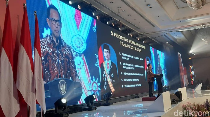 Mendagri Tito Karnavian meminta masyarakat Indonesia tidak gaduh dan ribut soal Virus Corona. Sebab menurutnya, dampak dari kegaduhan itu lebih besar daripada penyakit Corona-nya.