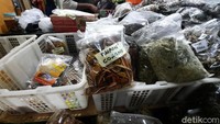 Satu bungkus empon-empon corona yang dijual Rp10 ribu itu laris manis. Dari 100 bungkus yang dia buat, hingga siang ini tinggal menyisakan dua bungkus. Setiap bungkus dijual Rp 10 ribu. Empon-empon tersebut setelah dibeli dapat direbus dengan 1-1,5 liter air dan diminum pagi serta sore hari. Satu bungkus empon-empon corona yang dijual Rp10 ribu itu laris manis. Dari 100 bungkus yang dia buat, hingga siang ini tinggal menyisakan dua bungkus. Setiap bungkus dijual Rp 10 ribu. Empon-empon tersebut setelah dibeli dapat direbus dengan 1-1,5 liter air dan diminum pagi serta sore hari.