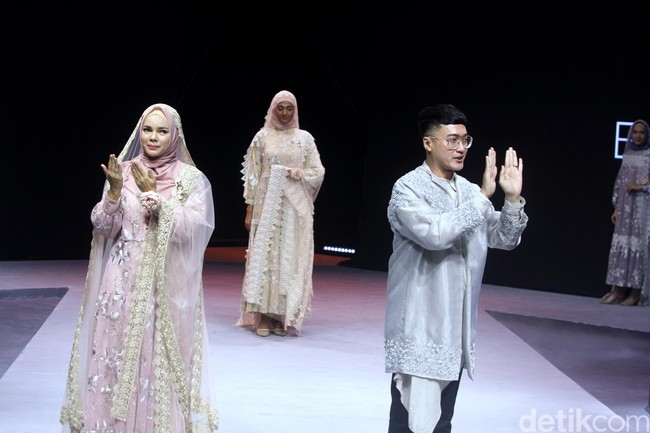 Ini menjadi fashion show terakhir Barli Asmara. Bersama Wardah, Barli menggelar fashion show dengan tajuk Neelakurinji yang digelar di acara Mufest 2020 pada Februari lalu.  Foto: Mohammad Abduh/Wolipop
