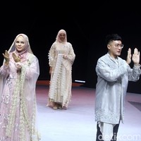 Ini menjadi fashion show terakhir Barli Asmara. Bersama Wardah, Barli menggelar fashion show dengan tajuk Neelakurinji yang digelar di acara Mufest 2020 pada Februari lalu.  Foto: Mohammad Abduh/Wolipop
