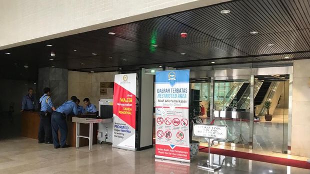 Masuk Balai Kota DKI Dicek Suhu Tubuh, Bagaimana di DPR?