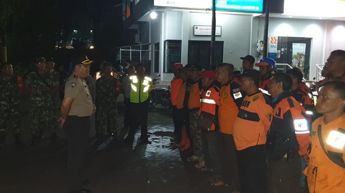 Tim SAR gabungan saat apel sebelum memulai pencarian anak hanyut