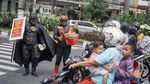 Aksi Batman Cs Saat Beri Sosialisasi Pencegahan Corona di Solo