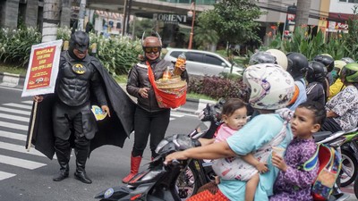 Aksi Batman Cs Saat Beri Sosialisasi Pencegahan Corona di Solo