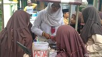 Nyentrik! Ibu Penjual Papeda Keliling di Pekalongan Ini Berseragam SD