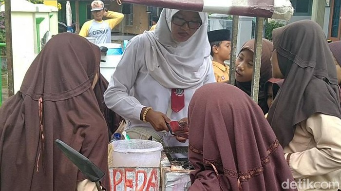 Ibu muda nyentrik di Pekalongan jualan papeda keliling dengan penampilan memakai seragam sekolah, Rabu (4/3/2020).