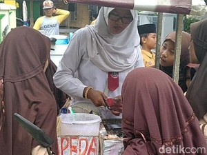 Nyentrik! Ibu Penjual Papeda Keliling di Pekalongan Ini Berseragam SD