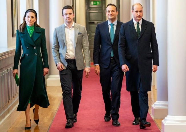 Busana serba hijau dipadukan dengan clutch yang juga berpalet sama dari Bennett. Sementara sepatu yang dikenakannya keluaran Emmy London. Foto: Phil Noble/Getty Images